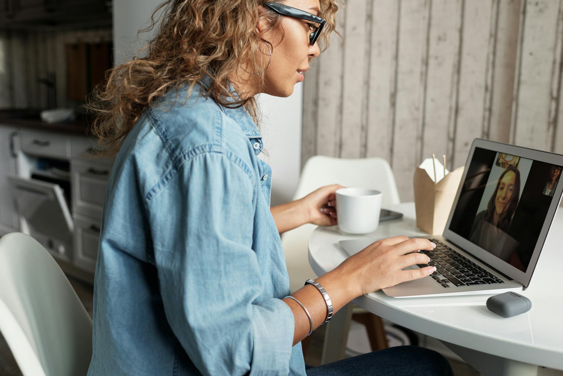 Unlocking Opportunities: Benefits of Becoming a Telecommunications Dealer